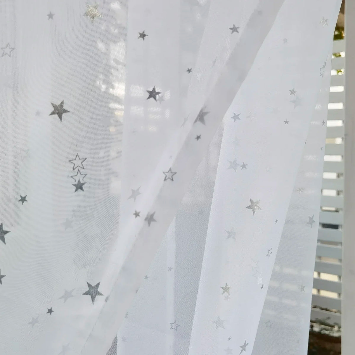 rideau fenêtre blanc translucide étoiles grises motif moderne chambre bébé tissu léger