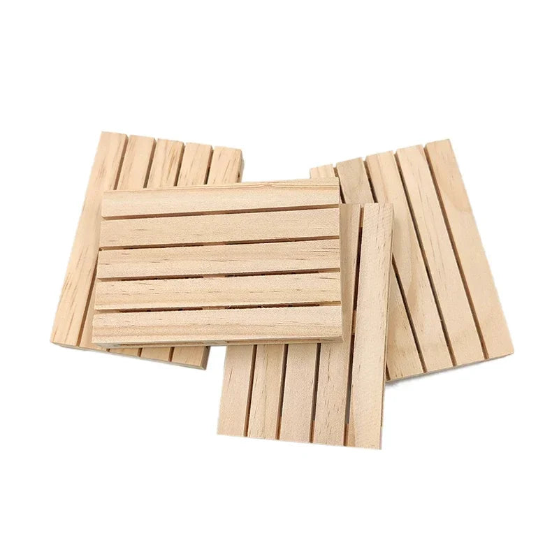 Lot de sous-verres en bois teck sur table en décoration