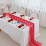nappe festive rouge paillettes scintillantes tissu décoratif table coton polyester serviettes pliées assiettes couverts