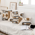 housse coussin brodée motif géométrique moderne blanc marron gris respectueux environnement décoration maison polyester