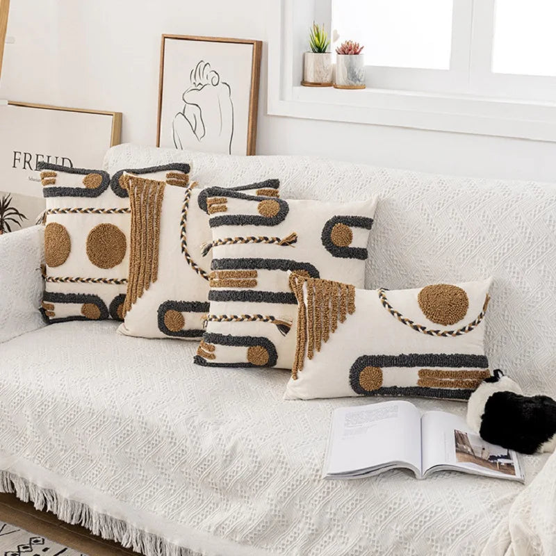 housse coussin brodée motif géométrique moderne blanc marron gris respectueux environnement décoration maison polyester