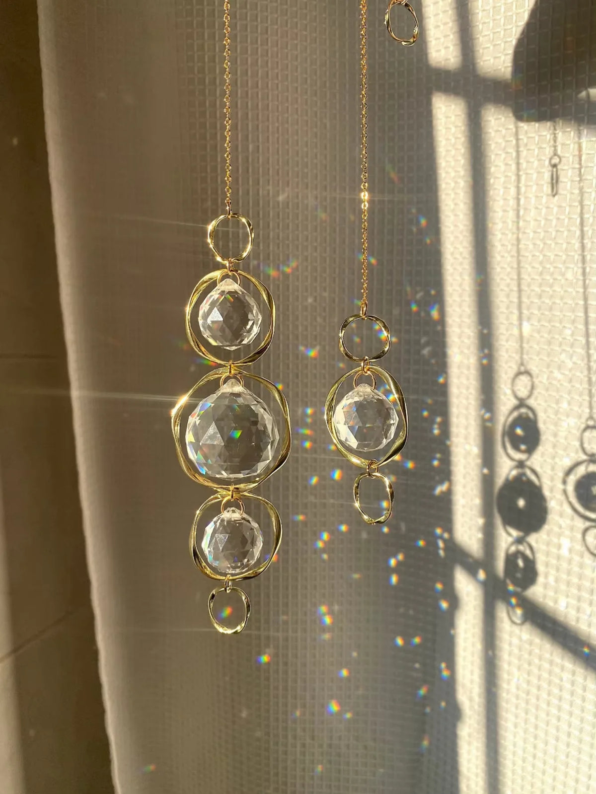 décoration murale boho chic or blanc translucides motifs soleils chambre cascade