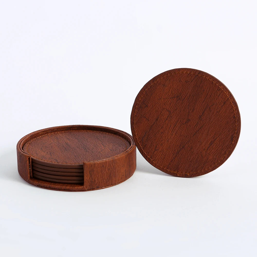 Ensemble de sous-verres ronds en bois brun foncé disposés en pile.