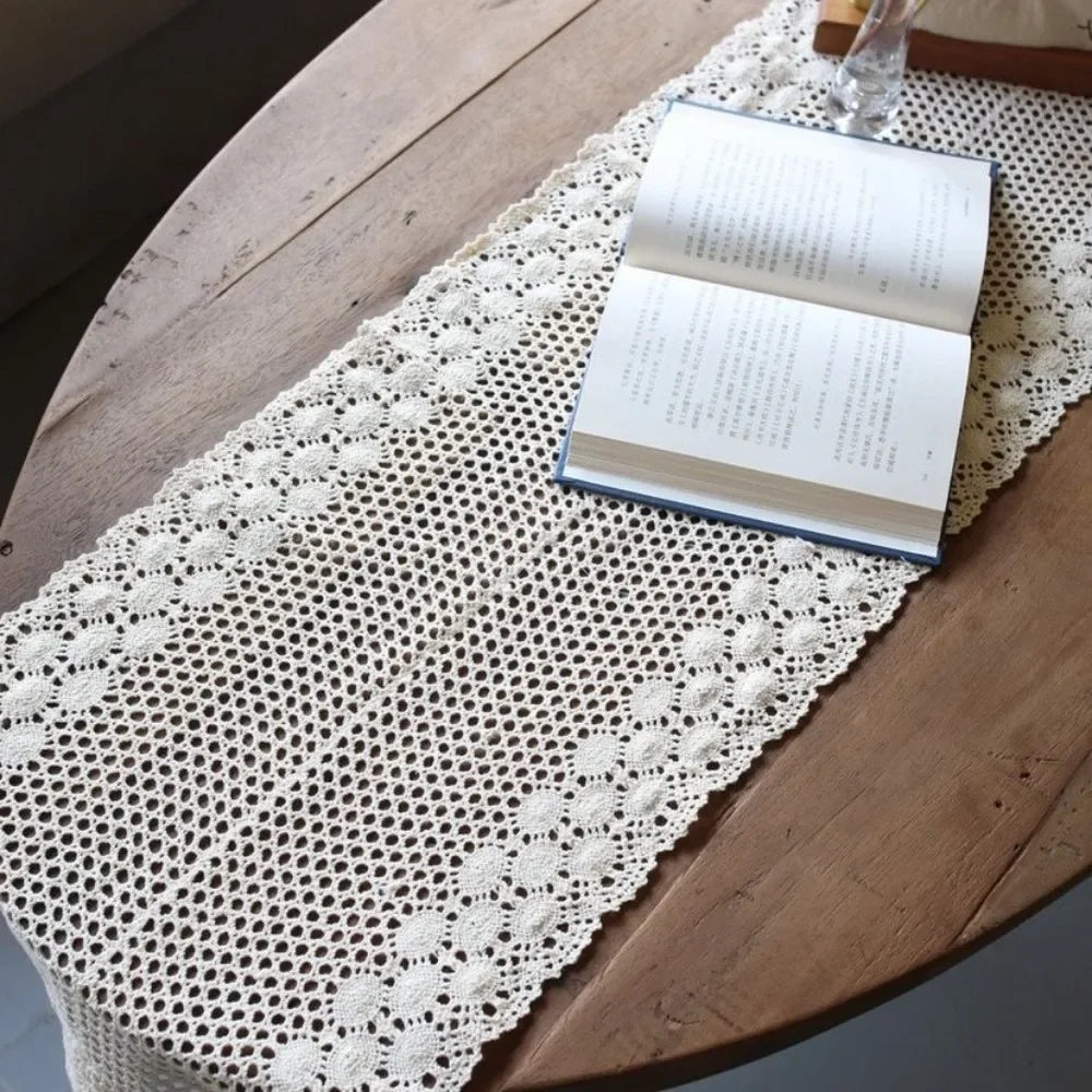 chemin table coton blanc cassé crocheté motif floral pompon rustique