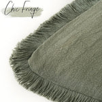 Une écharpe en laine douce et moelleuse avec une frange élégante, dans une jolie teinte vert olive.