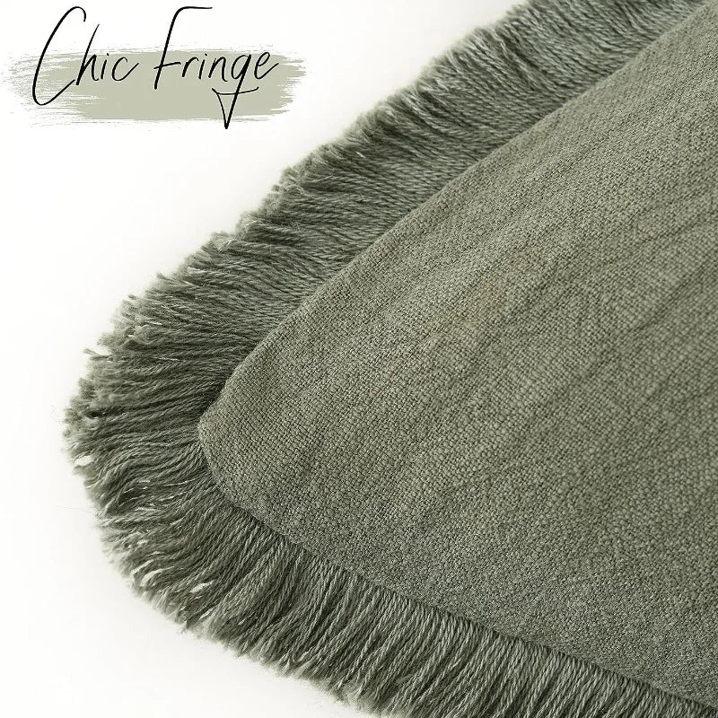 Une écharpe en laine douce et moelleuse avec une frange élégante, dans une jolie teinte vert olive.