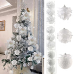 Boules de Noël blanches en forme de pétale sur sapin décoré