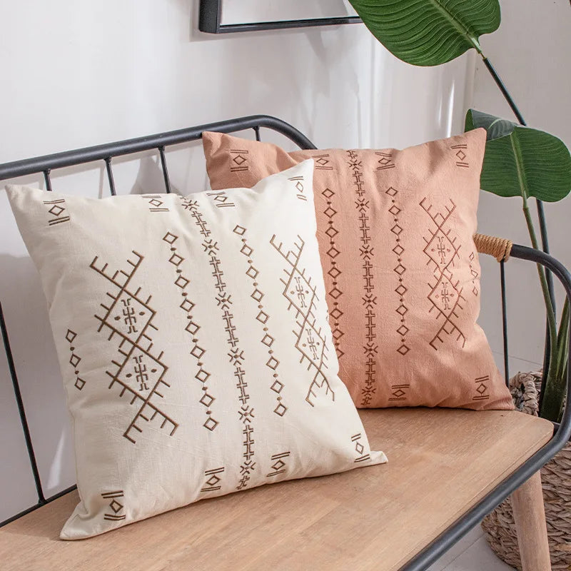 coussin carré beige clair motif géométrique moderne broderie lignes triangles décoration salon maison