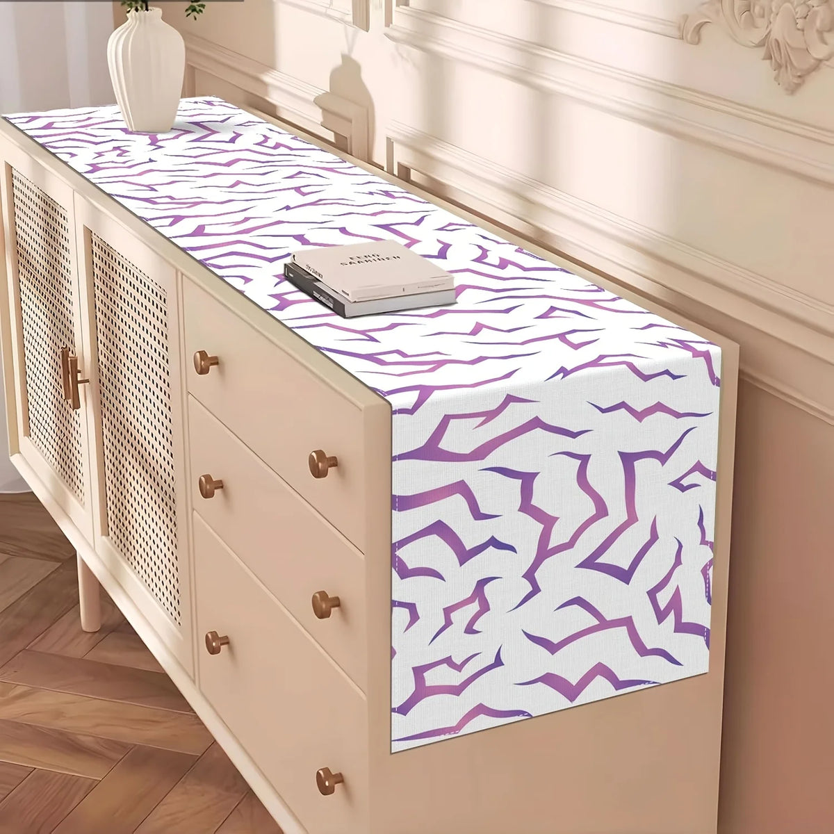 nappe rectangulaire moderne vagues violet blanc abstrait décoration table cuisine anniversaire événement festive assiettes