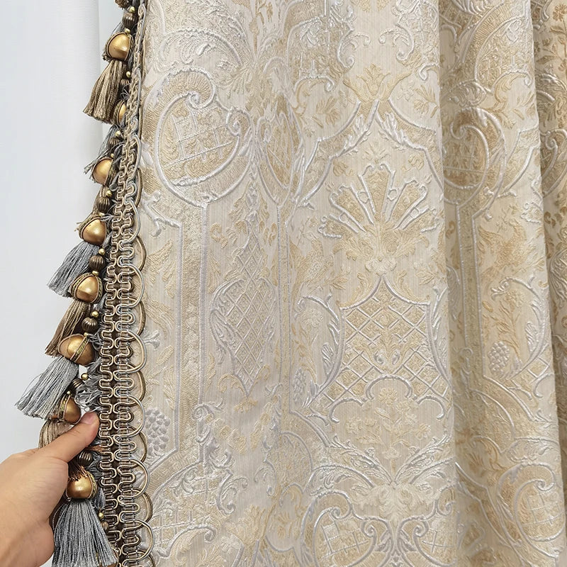 rideau occultant beige clair broderie florale luxe classique pompons dorés tassel