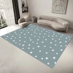 Tapis design avec motif d'étoiles blanches sur fond gris dans un intérieur moderne et épuré.