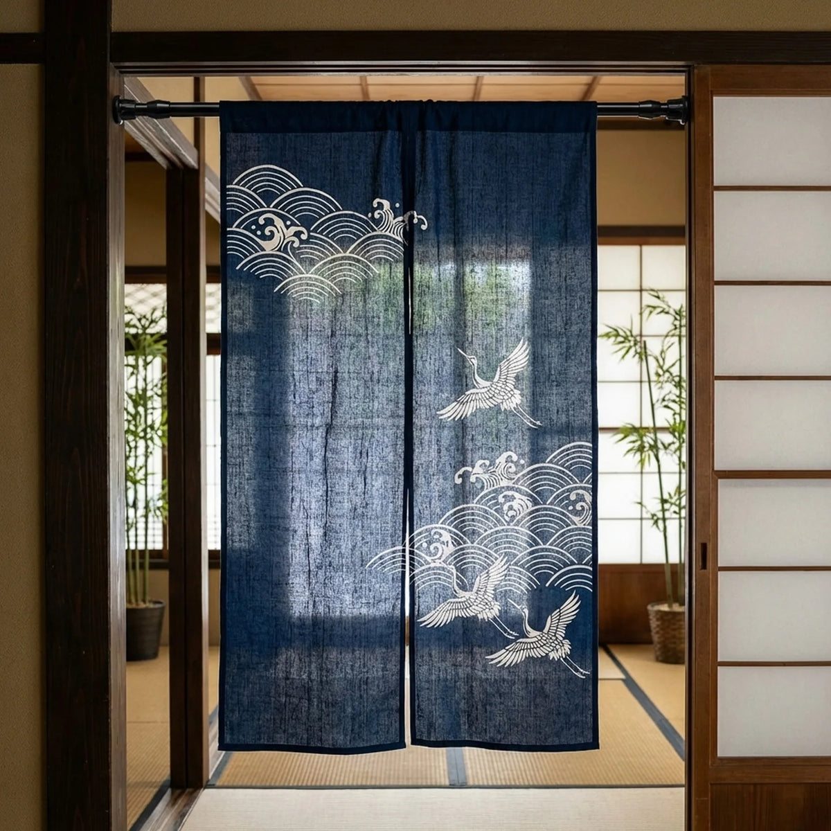 tringle métallique rideau japonais semi transparent bleu foncé motifs floraux mont fuji grues calligraphie