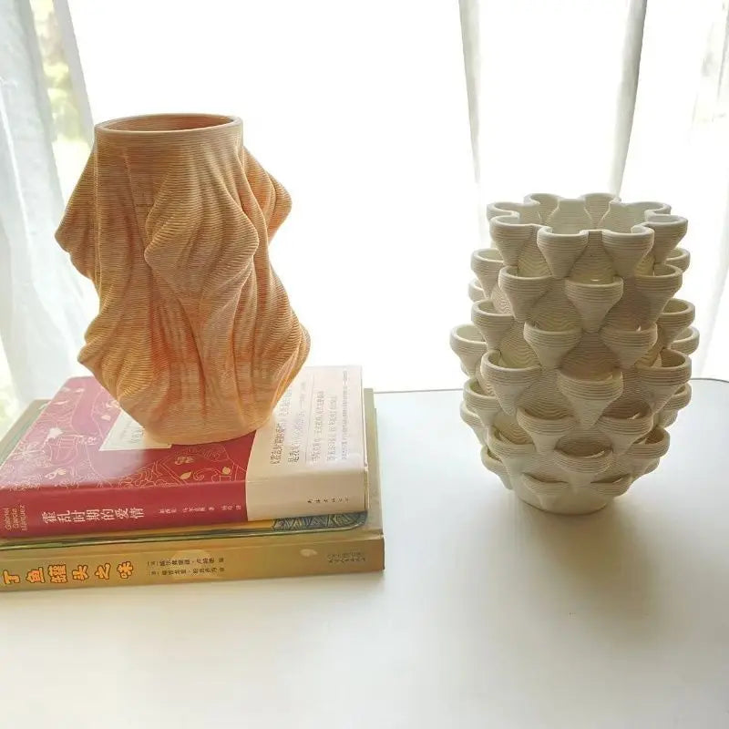 vase moderne blanc rayures fines porcelaine table arrangement floral accessoire maison minimaliste