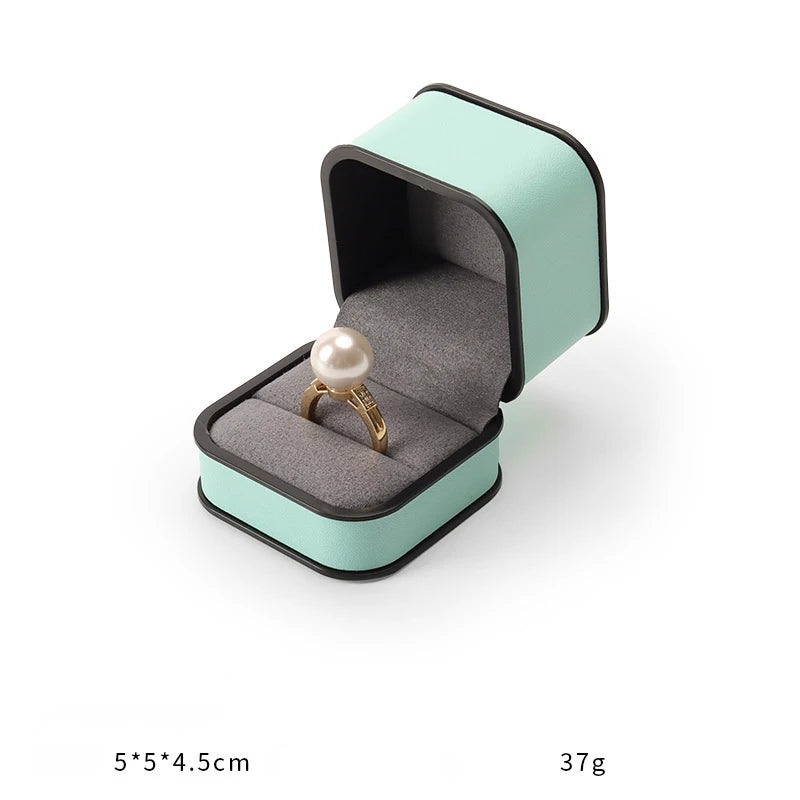 boîtes bijoux cuir beige turquoise intérieur noir moderne emballage présentation anneaux haute qualité