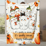 Des fantômes mignons et joyeux dans une ambiance d'Halloween festive avec des citrouilles et des feuilles d'automne.