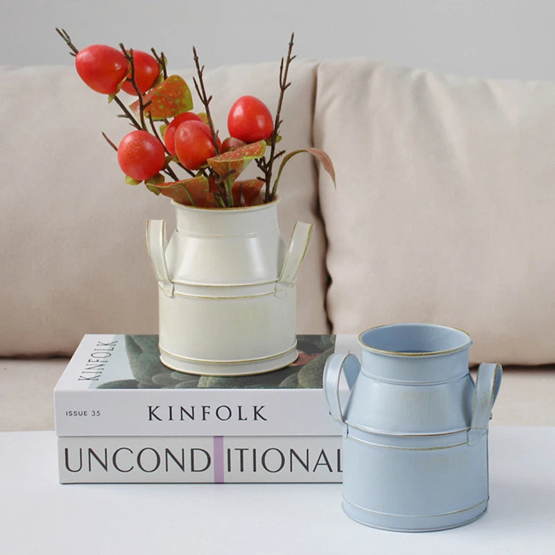 vases rustiques fleurs artificielles décoration intérieure vintage aspect vieilli couleur blanche bleue