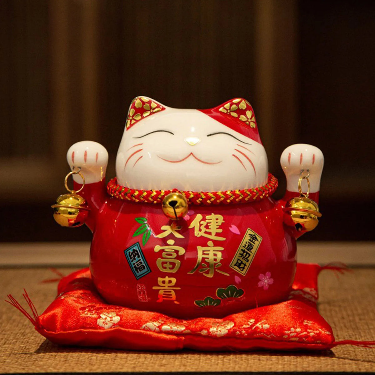 statue chat porte bonheur traditionnel japonais fleurs cerisier rubans clochettes dorées nouvelle année