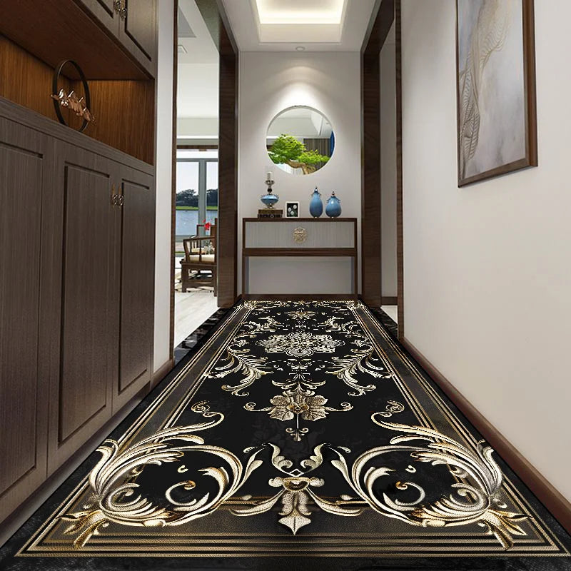 Couloir élégant avec un tapis noir orné de motifs dorés délicats, menant à un intérieur moderne et chaleureux.