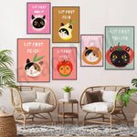 Des affiches colorées de chats mignons avec des fruits et des aliments ludiques créent une ambiance joyeuse et chaleureuse dans cette pièce.