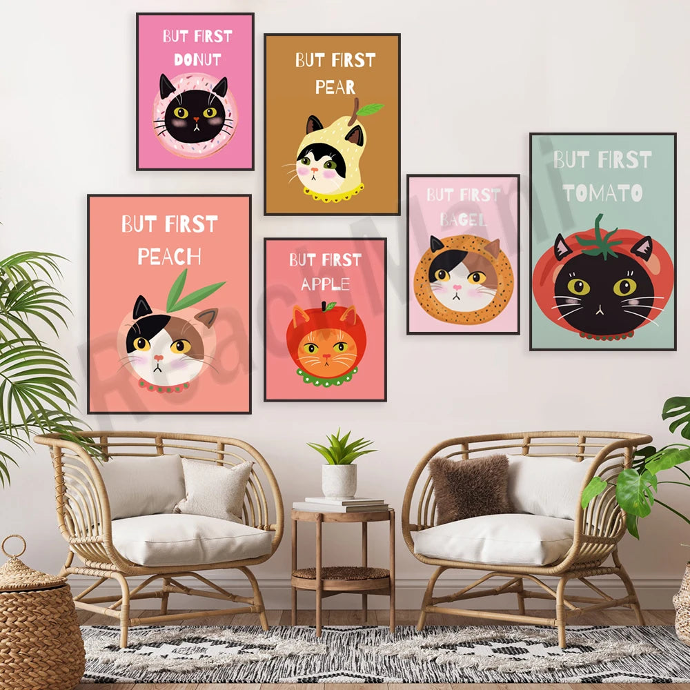 Des affiches colorées de chats mignons avec des fruits et des aliments ludiques créent une ambiance joyeuse et chaleureuse dans cette pièce.