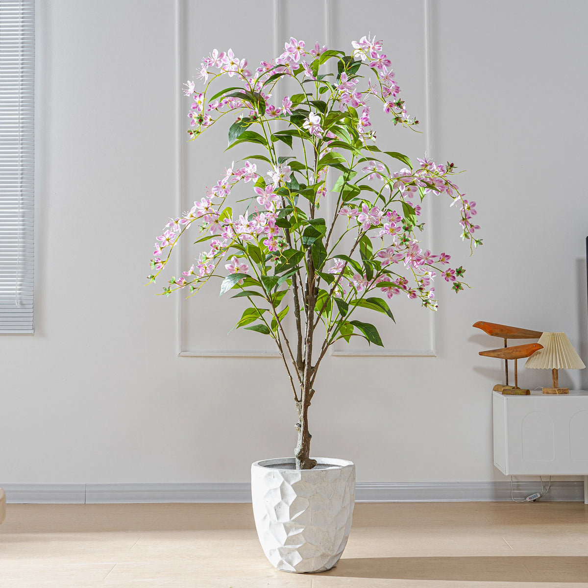 décoration intérieure arbre artificiel fleuri pot texturé feuilles vertes fleurs blanches roses