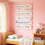 décoration murale plaquettes bois textes inspirants dinosaures papillons étoiles enfants