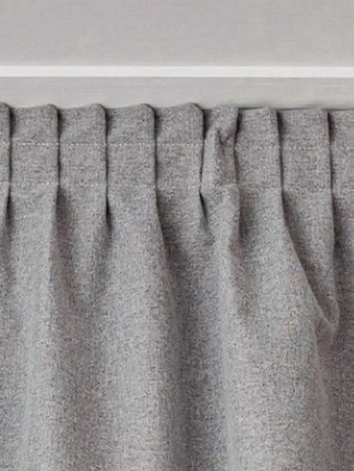 Rideau gris élégant offrant une solution de décoration intérieure, parfait pour ajouter une touche moderne et fonctionnelle à n'importe quelle pièce. Idéal pour la chambre ou le salon, ce rideau gris s'adapte à divers styles de décoration, créant une ambiance apaisante et sophistiquée.