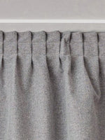 Rideau gris élégant offrant une solution de décoration intérieure, parfait pour ajouter une touche moderne et fonctionnelle à n'importe quelle pièce. Idéal pour la chambre ou le salon, ce rideau gris s'adapte à divers styles de décoration, créant une ambiance apaisante et sophistiquée.