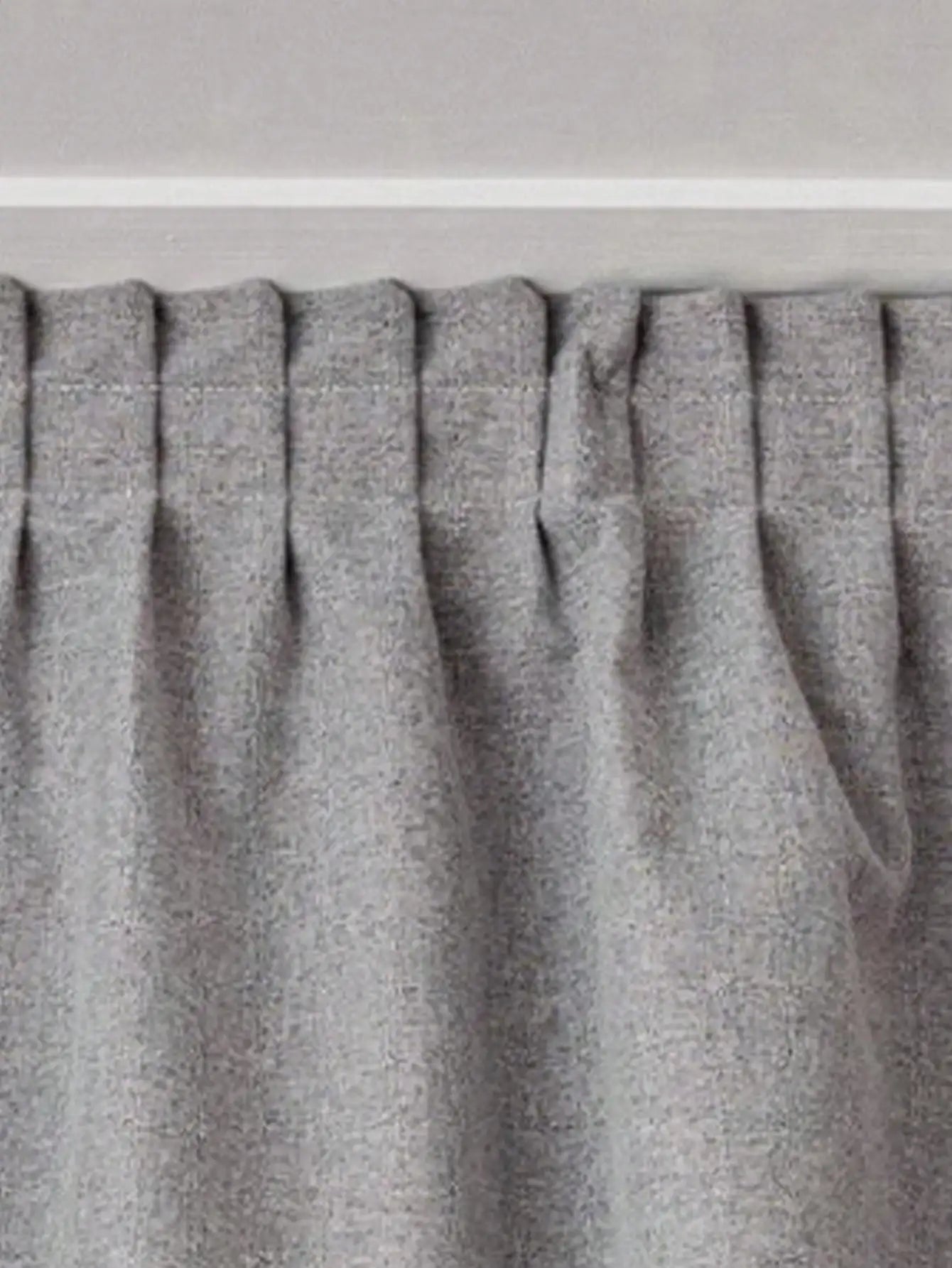 Rideau gris élégant offrant une solution de décoration intérieure, parfait pour ajouter une touche moderne et fonctionnelle à n'importe quelle pièce. Idéal pour la chambre ou le salon, ce rideau gris s'adapte à divers styles de décoration, créant une ambiance apaisante et sophistiquée.