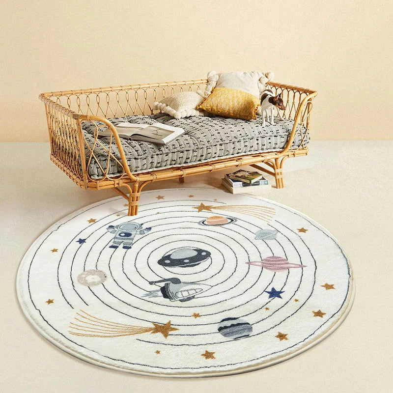 Chambre d'enfant confortable avec un canapé en rotin et un tapis rond décoré de motifs d'espace.