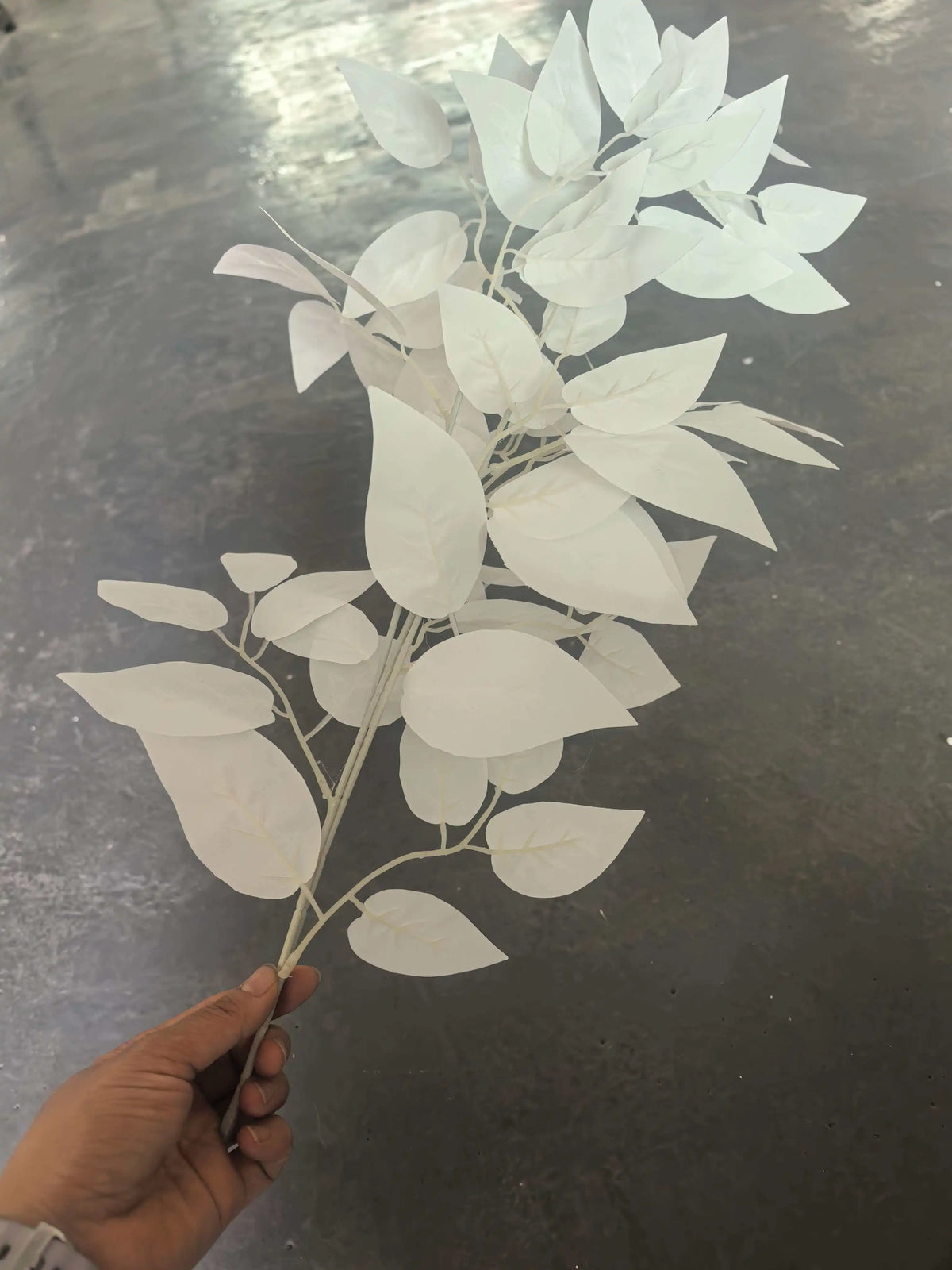 décoration mariage branches artificielles blanc rose feuilles simples extérieures moderne minimaliste ruban rouge