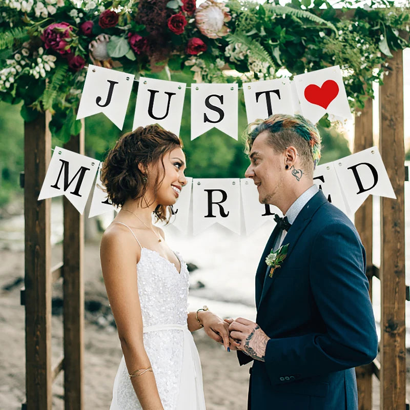 guirlande mariage just married bannières lettres cœur blanc rouge décoration anniversaire événement