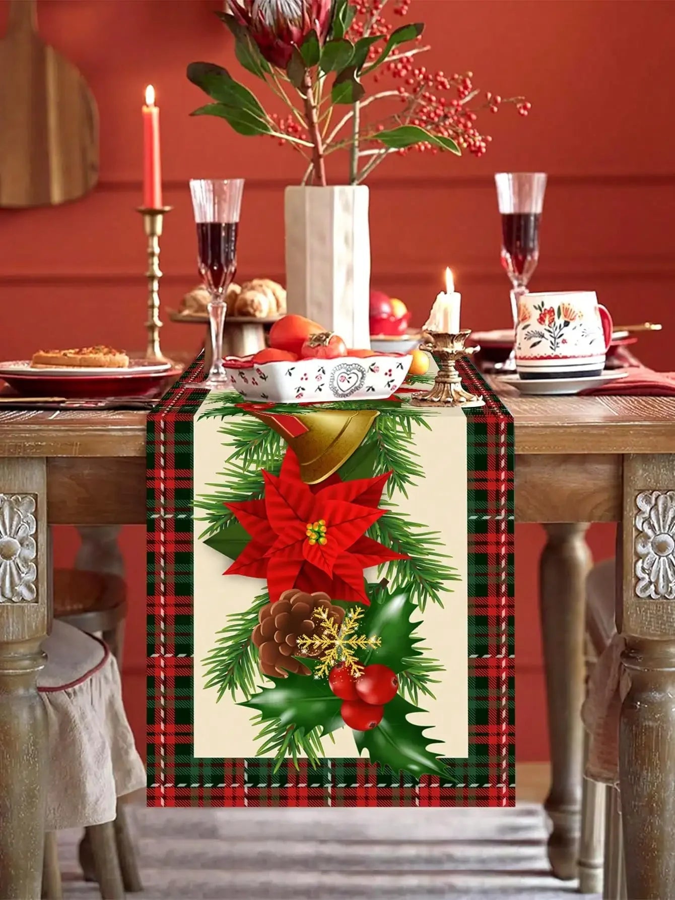 Un arrangement festif de plantes, fleurs et ornements sur une table de Noël élégante, avec des touches de rouge, de vert et de tartan.