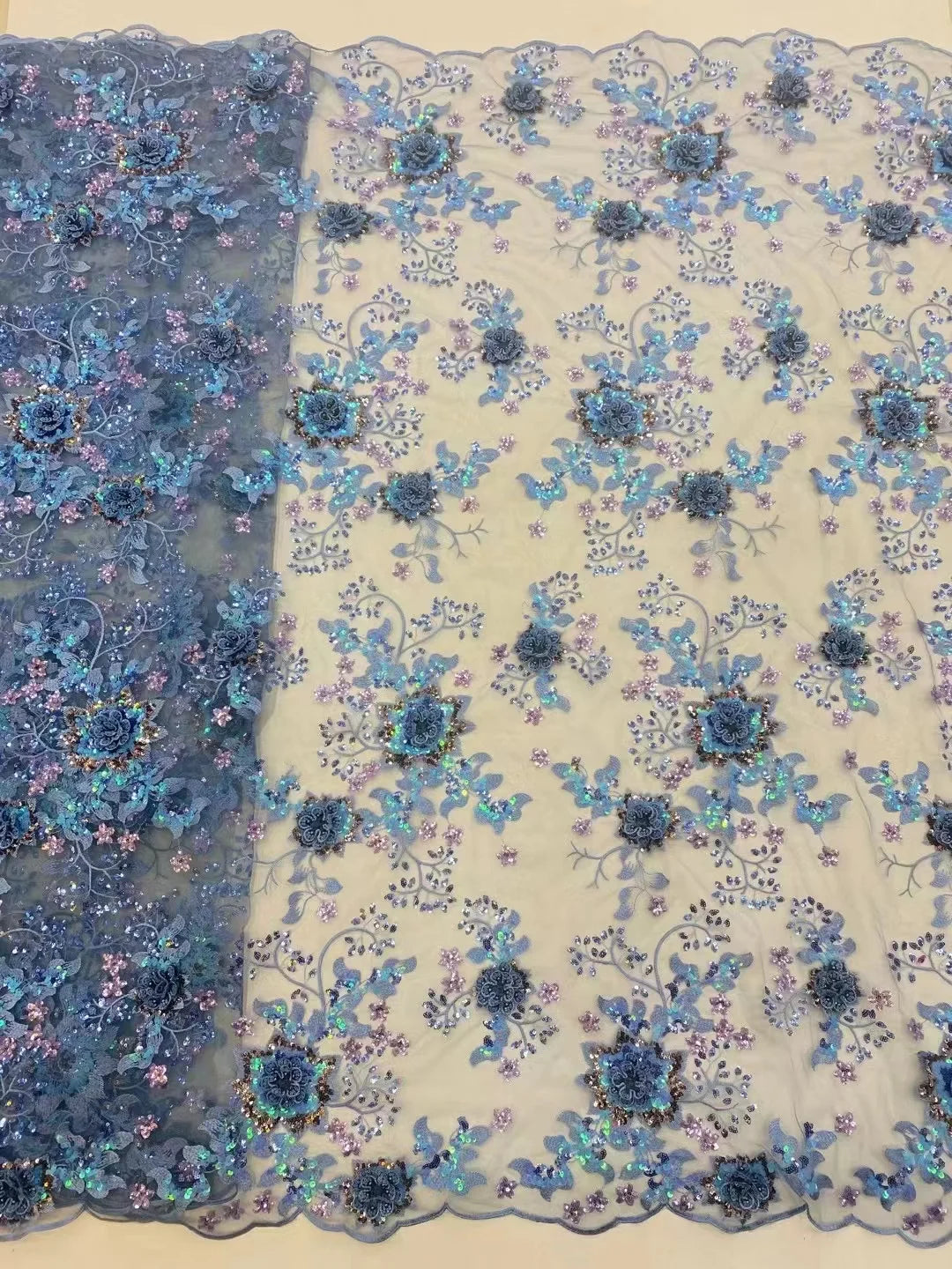 tissu décoratif brodé fleurs feuillages rose pâle beige bleu ciel violet semi transparent élégant