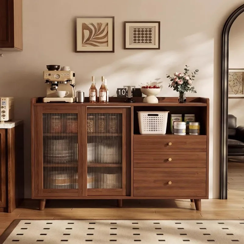 meuble cuisine chêne foncé tiroirs verre coulissant rangement vin horloge plante livres