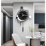 Horloge murale quartz silencieuse accrochée dans un salon élégant