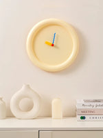 horloge murale moderne miniaiguilles couleurs jaune rouge bleu rond simple