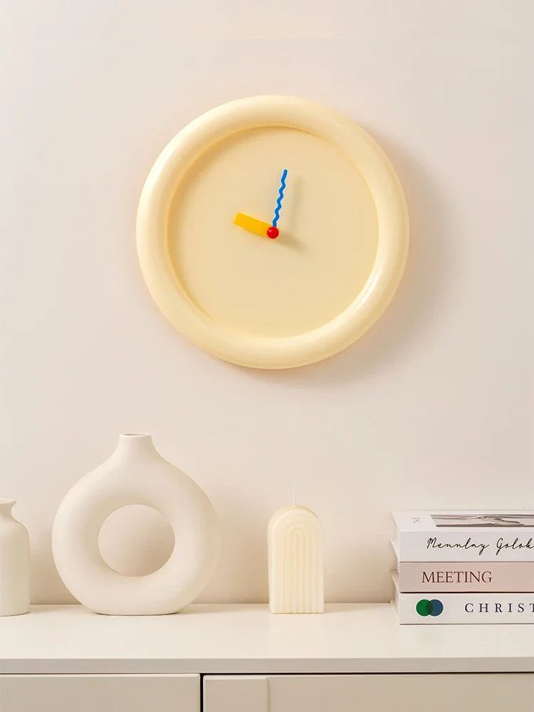 horloge murale moderne miniaiguilles couleurs jaune rouge bleu rond simple