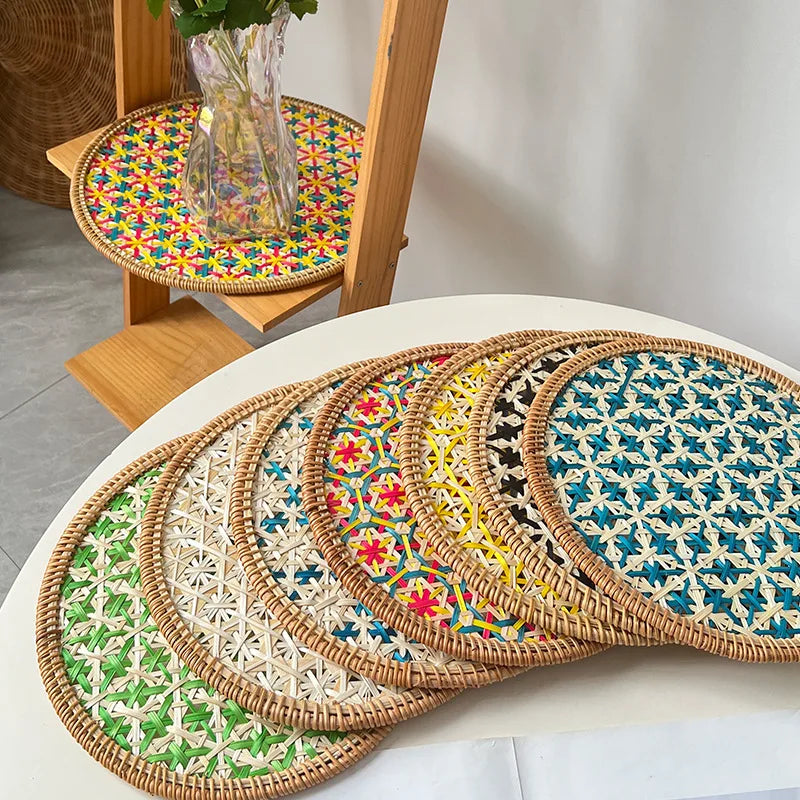 assiettes rondes décoratives tressées motifs géométriques bohèmes couleurs variées sous plats décoratifs