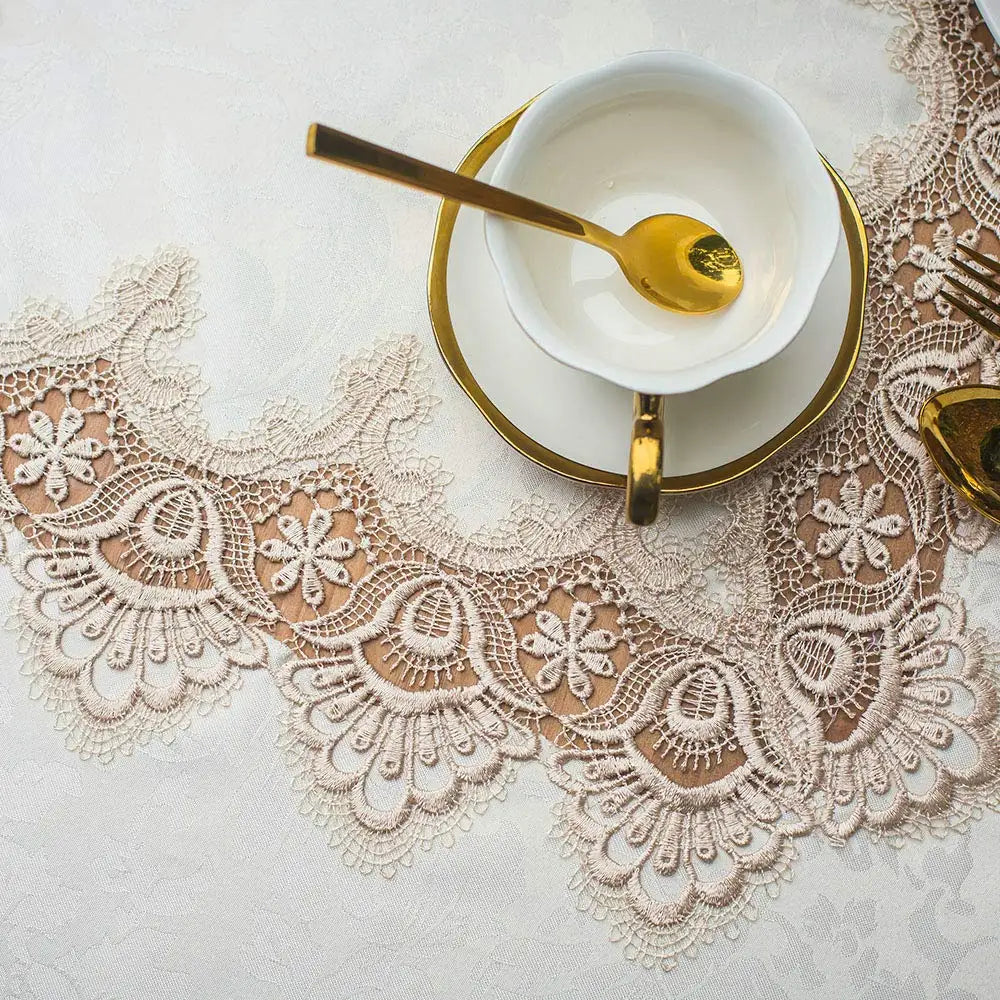 nappe table rectangulaire dentelle blanche broderie fleurs classiques élégante mariage banquet cuisine rustique