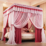Le lit à baldaquin rose et blanc, décoré de dentelle et de rideaux somptueux, crée une atmosphère romantique et féminine dans cette chambre.