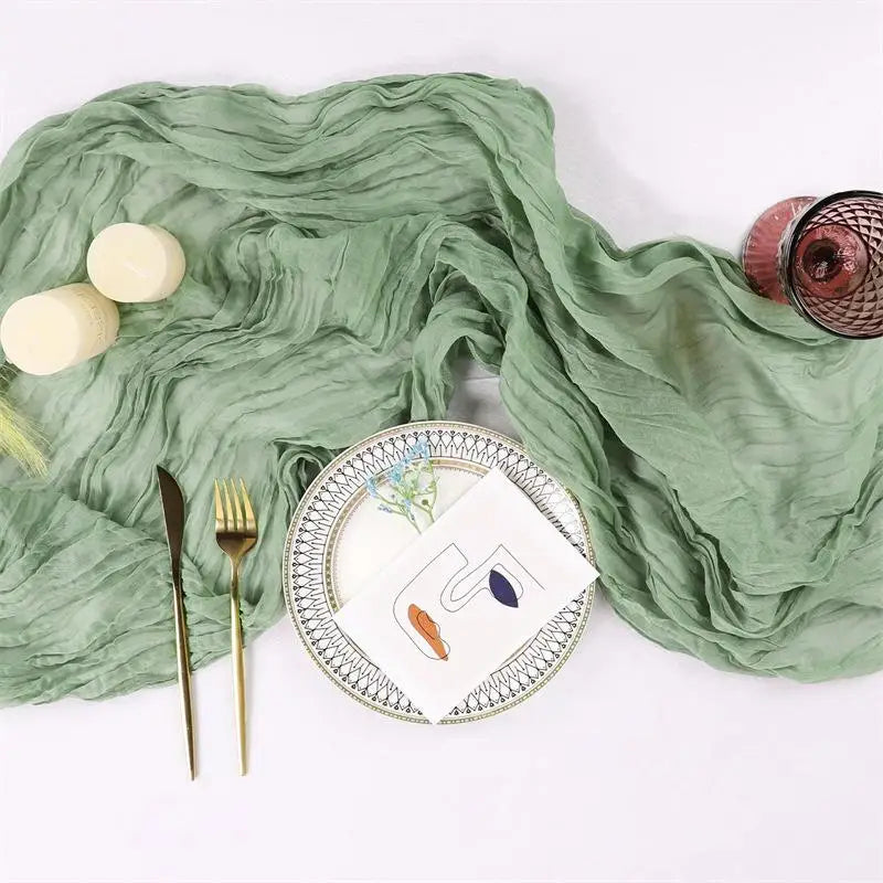 chemin table vert olive rayures horizontales classique assiettes blanches fourchettes dorées gobelets décoratifs bougies