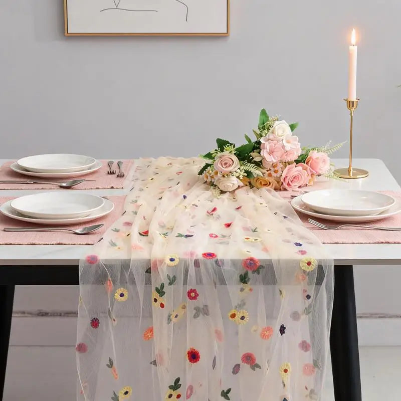 nappe tulle brodée fleurs multicolores transparent romantique décoration table mur chambre salon