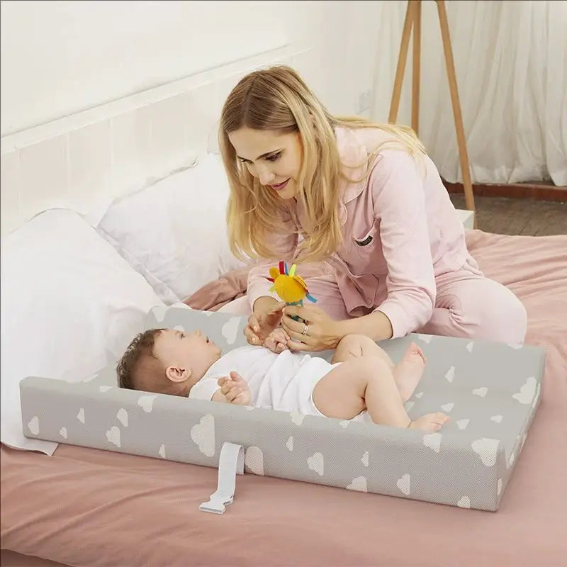 tapis changement bébé gris clair coeurs arc ciel cygnes élastiques moderne doux rose pâle