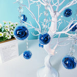 Sapin de Noël blanc dans un intérieur festif avec décoration de table