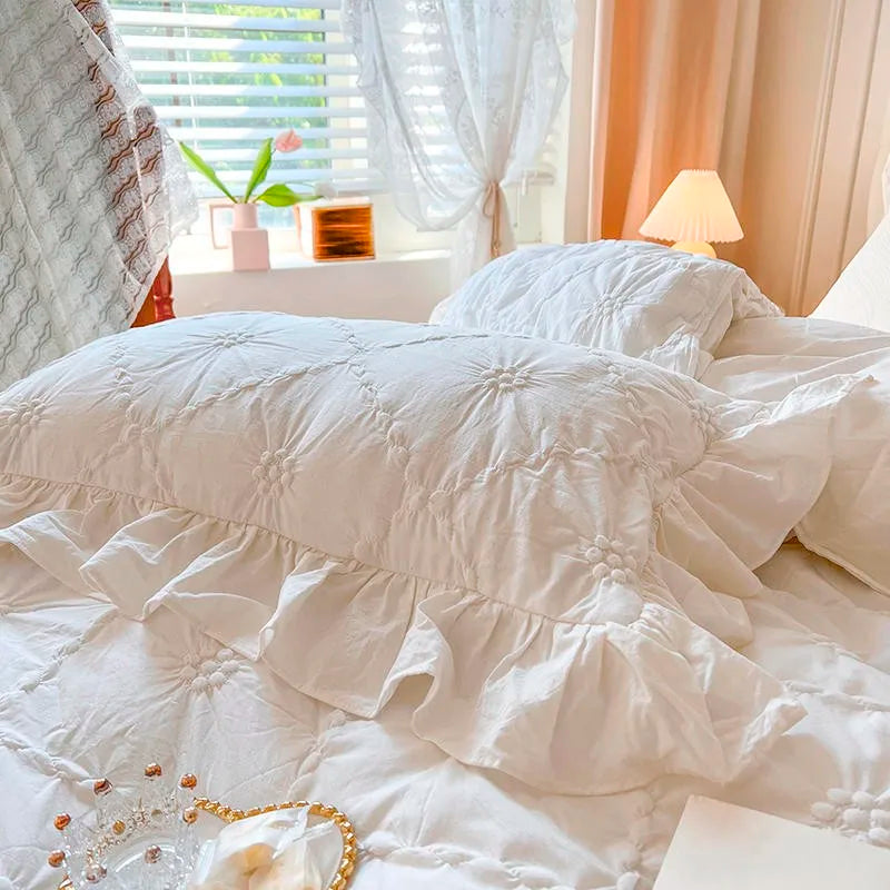 Housse de couette vert foncé dans une chambre décorée avec style