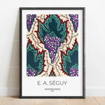 L'image présente un motif floral coloré et abstrait avec des raisins et des feuilles de vigne dans des tons chauds et froids.