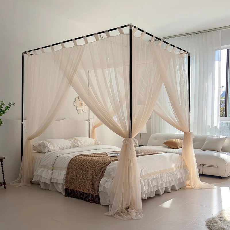 Une chambre à coucher spacieuse et élégante avec un lit à baldaquin et des rideaux légers qui créent une atmosphère chaleureuse et relaxante.