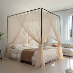 Une chambre à coucher spacieuse et élégante avec un lit à baldaquin et des rideaux légers qui créent une atmosphère chaleureuse et relaxante.