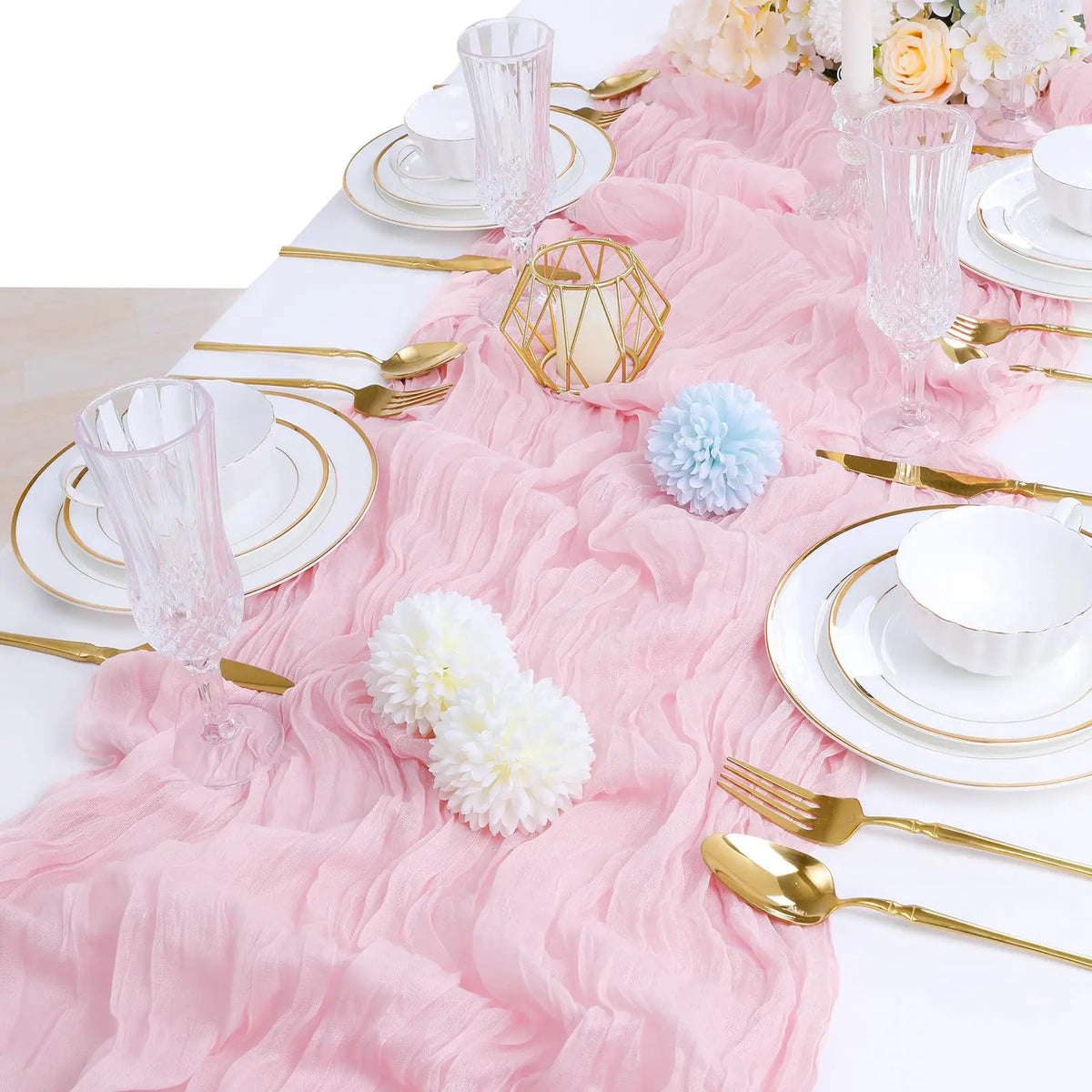 chemin table vert olive rayures horizontales classique assiettes blanches fourchettes dorées gobelets décoratifs bougies